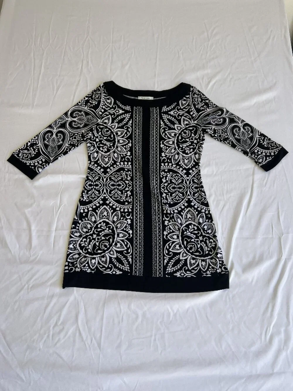 White House Black Market‎ Size M Black White Baroque Medallion Print 3/4 Sleeve